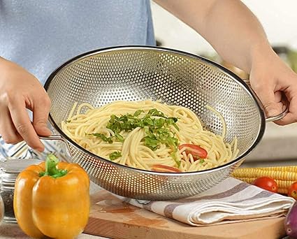 MOMENT Multipurpose Stainless Steel Colander 25CM Strainer Drainer with Handle for Kitchen/Draining Pasta/Rinsing Vegetables Fruits, Heavy Duty & Dishwasher Safe